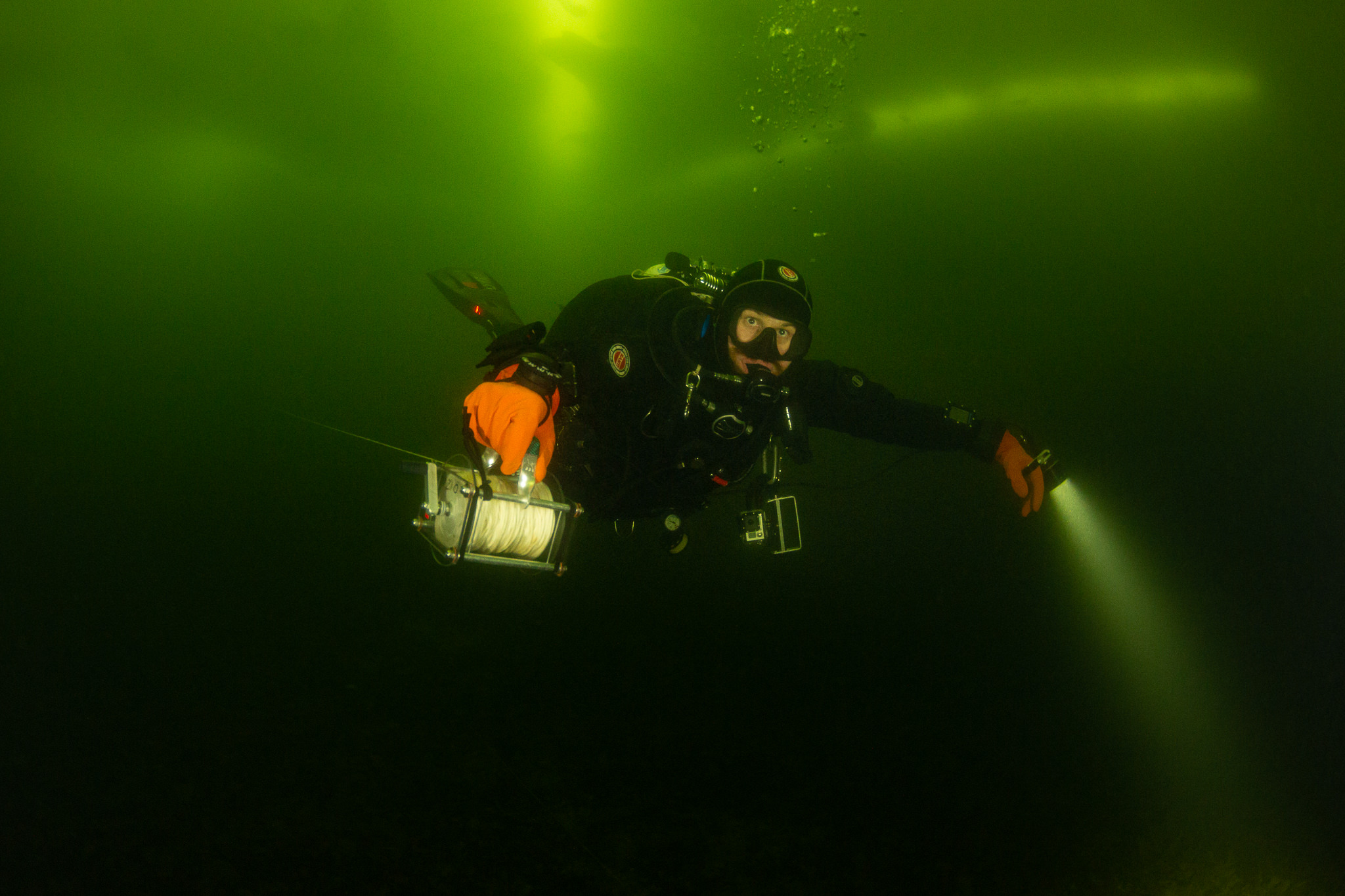 Nurkowanie pod lodem - poręczowanie kołowrotkiem