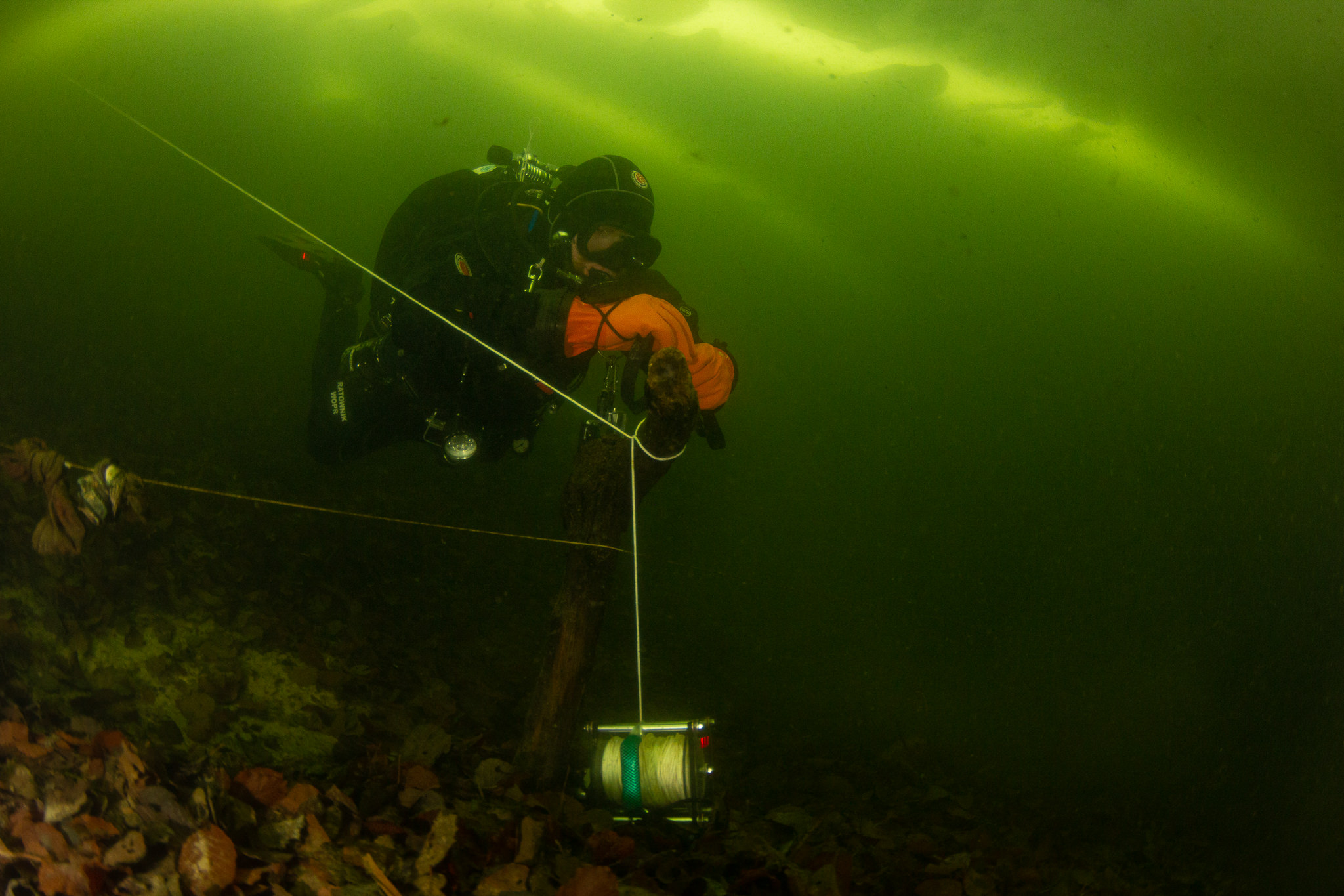 Nurkowanie pod lodem - mocowanie poręczówki