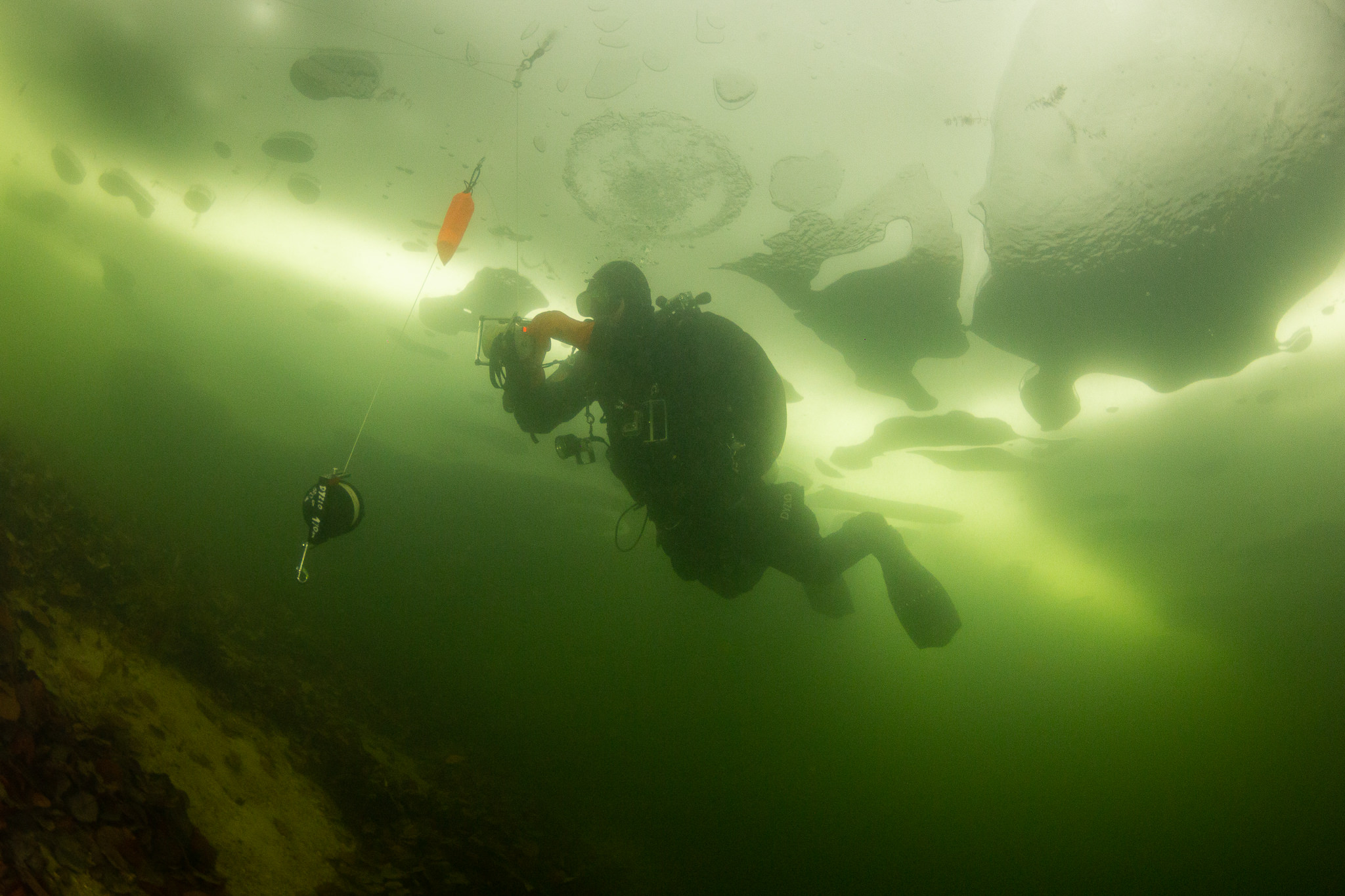 Nurkowanie pod lodem - wkręcanie śruby lodowej
